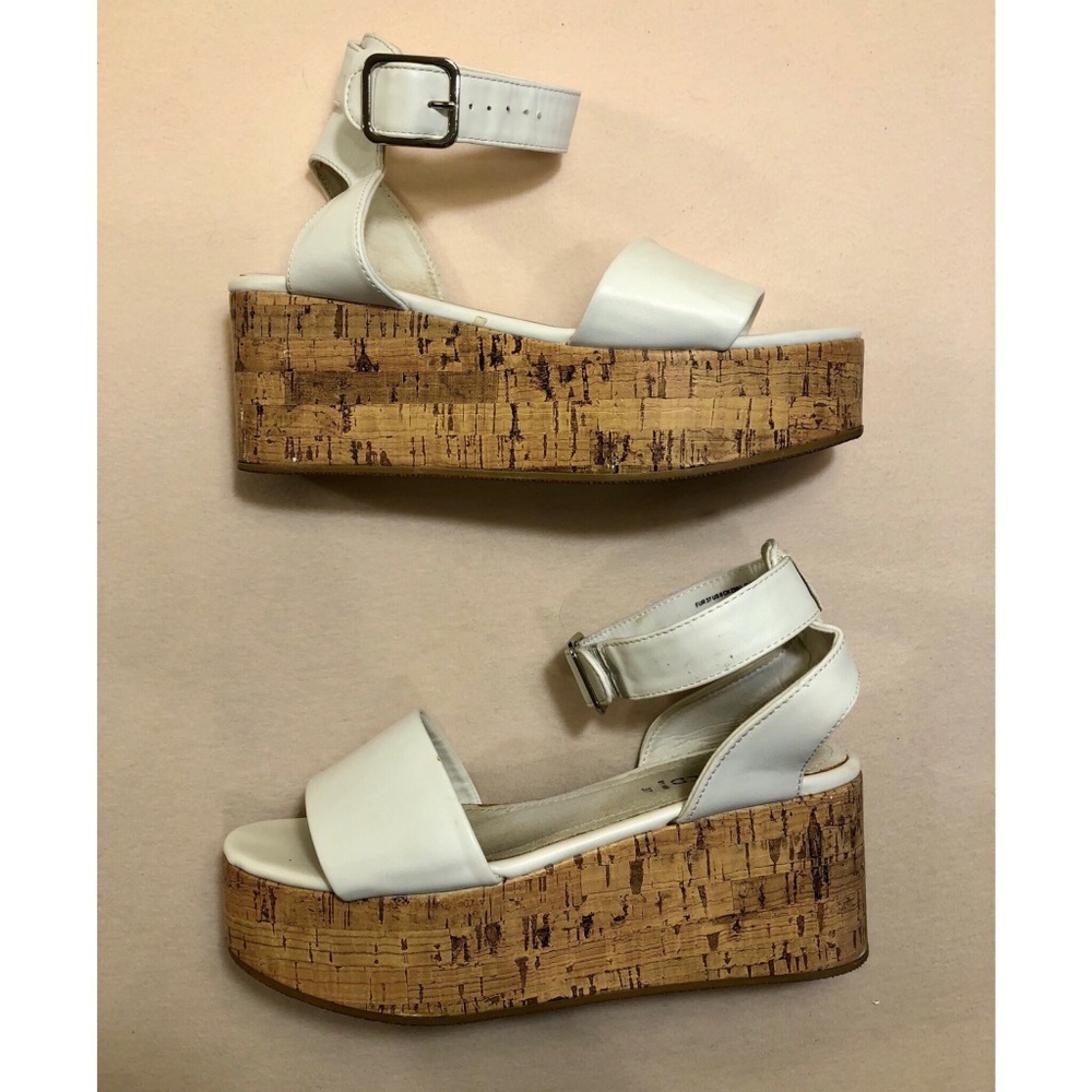 Platform sandals with cork accent